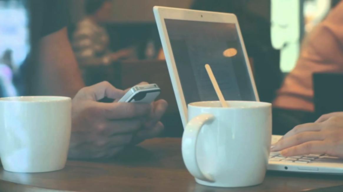 Equipo diverso colaborando en proyecto educativo