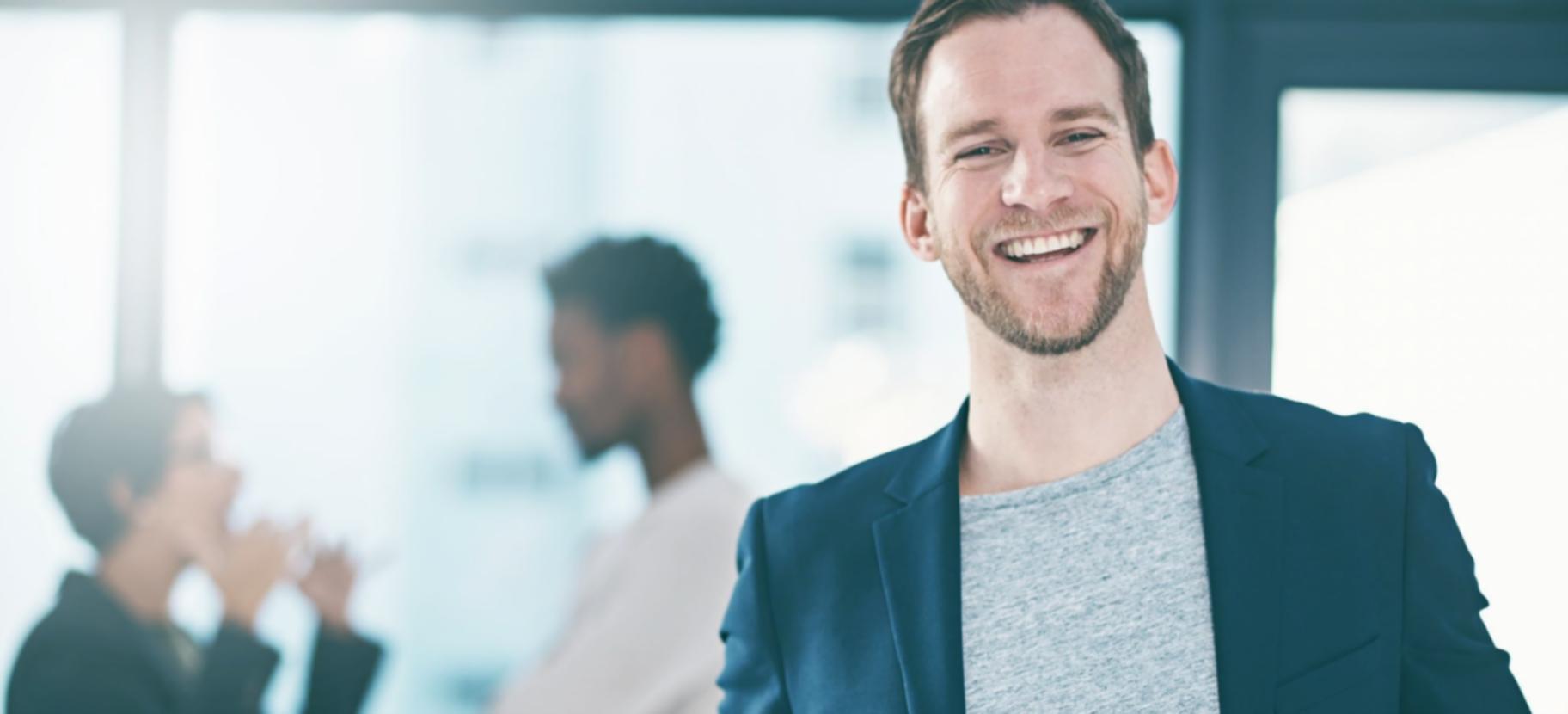 Análisis de documentos financieros y estrategias de presupuesto en sesión de formación