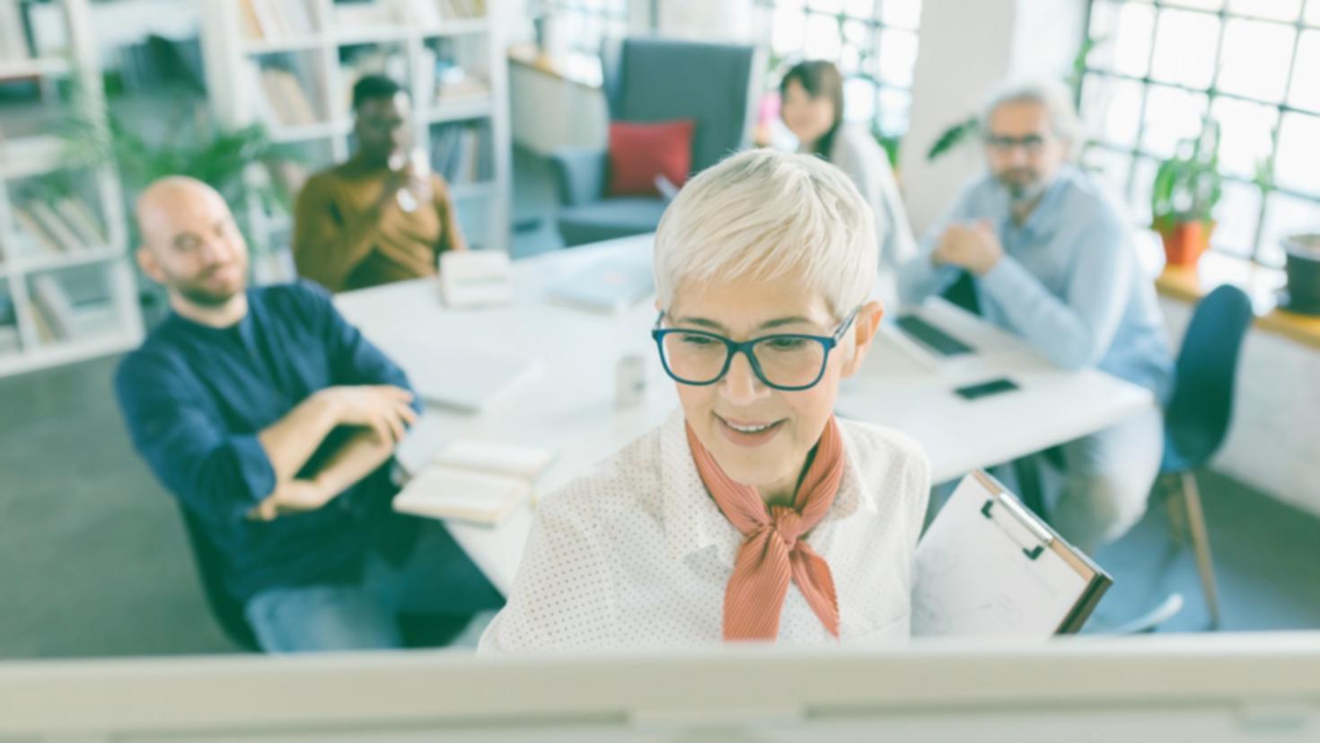 Espacio de trabajo colaborativo con tecnología moderna